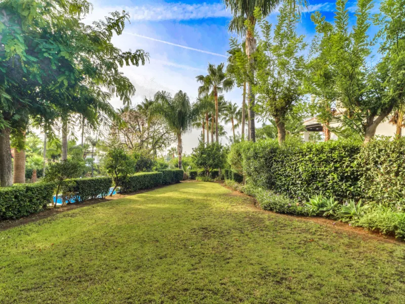 Renovation Opportunity - Six-bedroom south west facing villa, located in Lomas de Magna Marbella, one of the most prestigious complexes on Marbella's Golden Mile. The villa is the perfect renovation project and is situated within a gated community that of