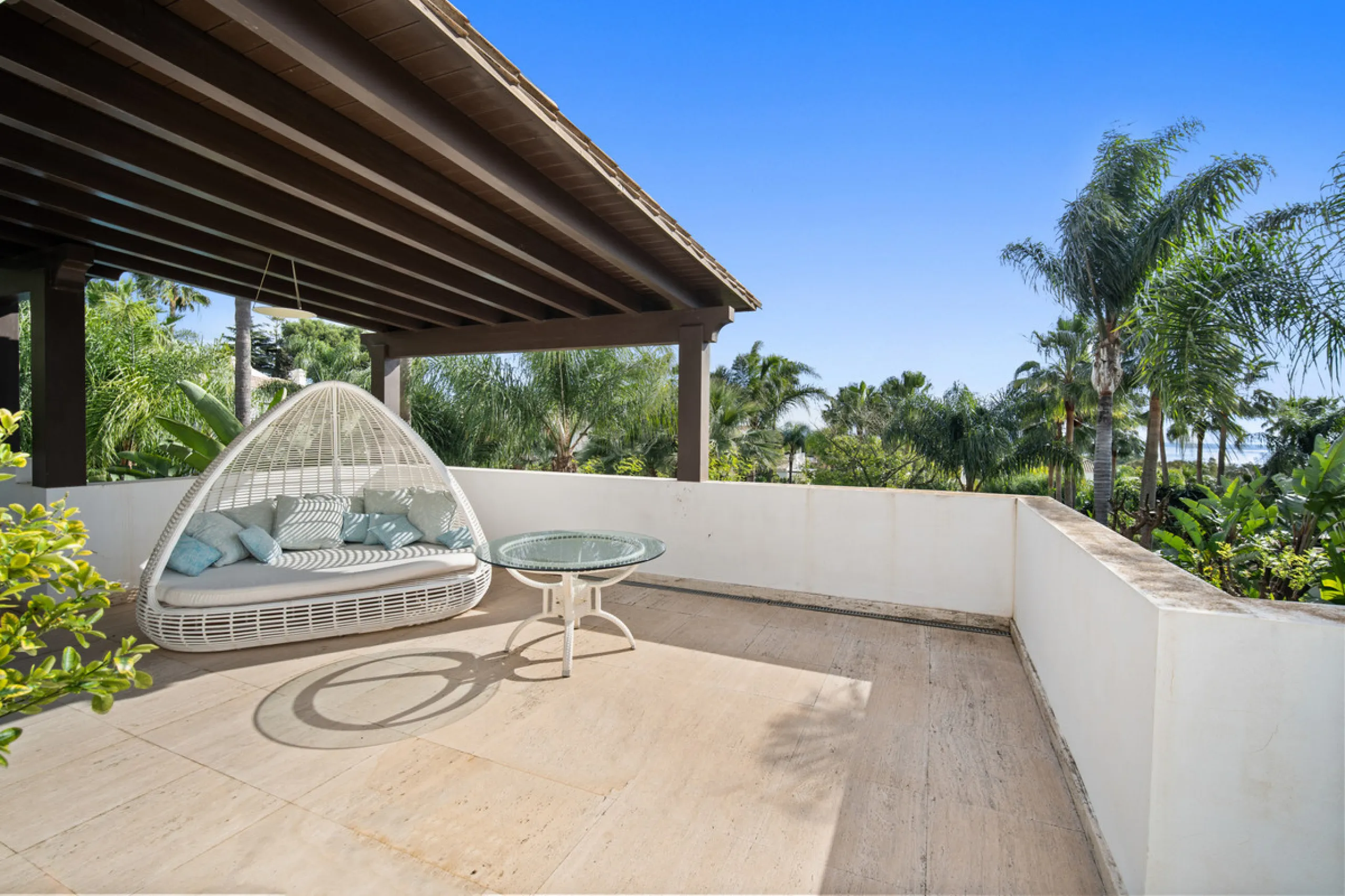 Renovation Opportunity - Six-bedroom south west facing villa, located in Lomas de Magna Marbella, one of the most prestigious complexes on Marbella's Golden Mile. The villa is the perfect renovation project and is situated within a gated community that of