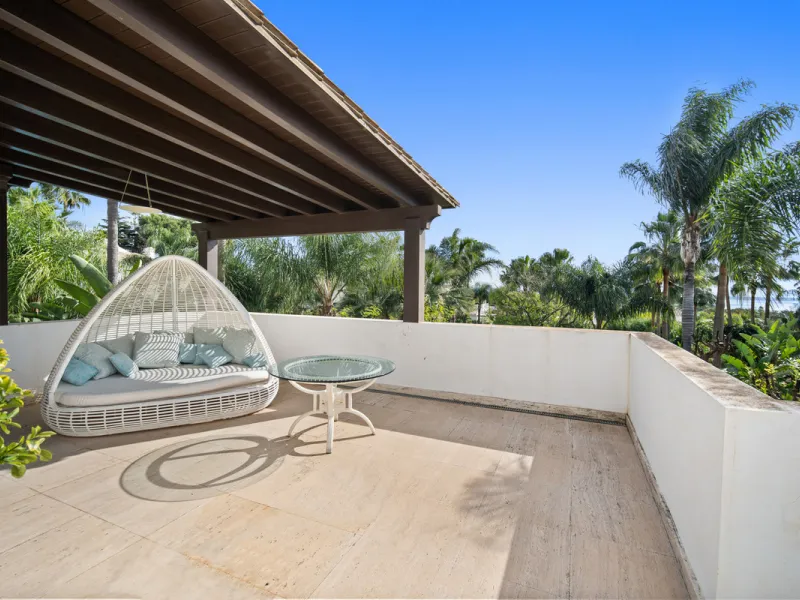 Renovation Opportunity - Six-bedroom south west facing villa, located in Lomas de Magna Marbella, one of the most prestigious complexes on Marbella's Golden Mile. The villa is the perfect renovation project and is situated within a gated community that of