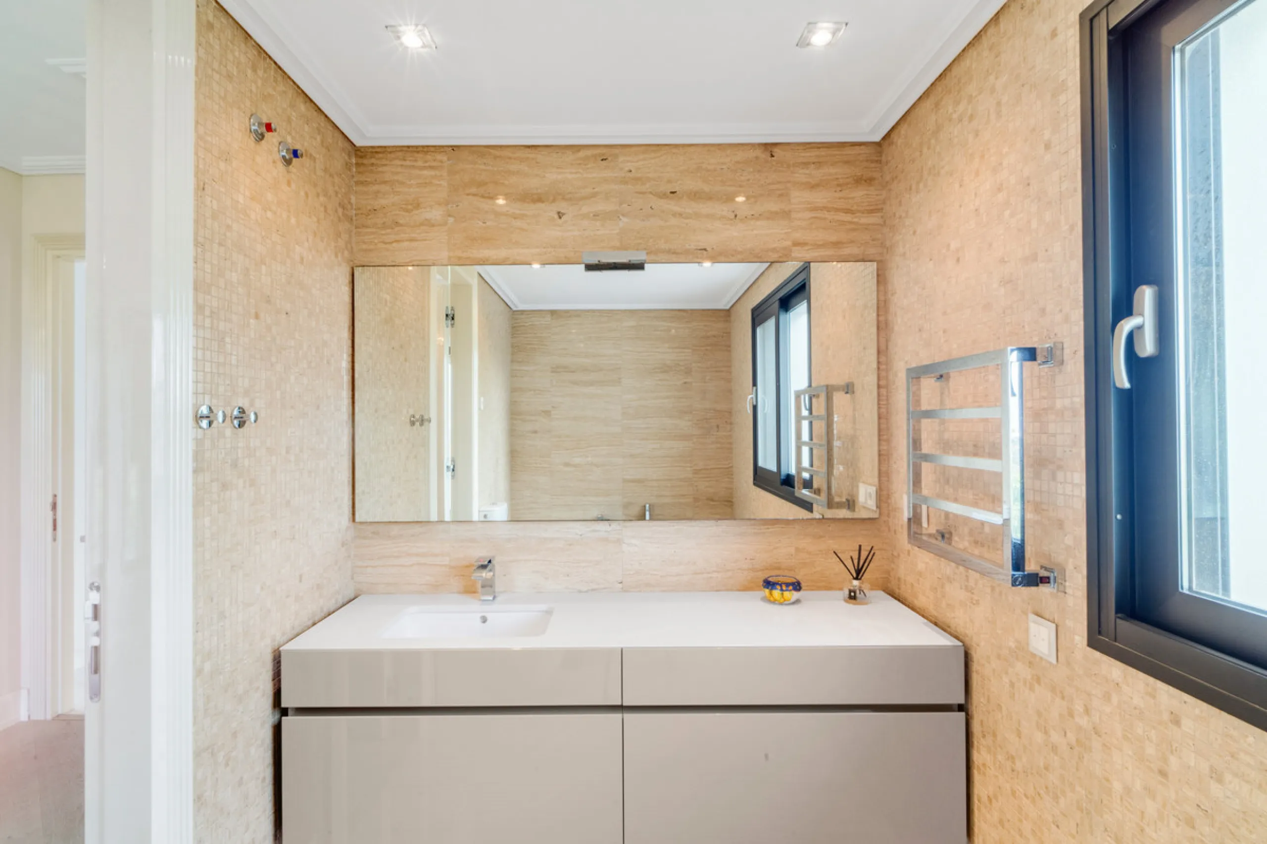 Renovation Opportunity - Six-bedroom south west facing villa, located in Lomas de Magna Marbella, one of the most prestigious complexes on Marbella's Golden Mile. The villa is the perfect renovation project and is situated within a gated community that of
