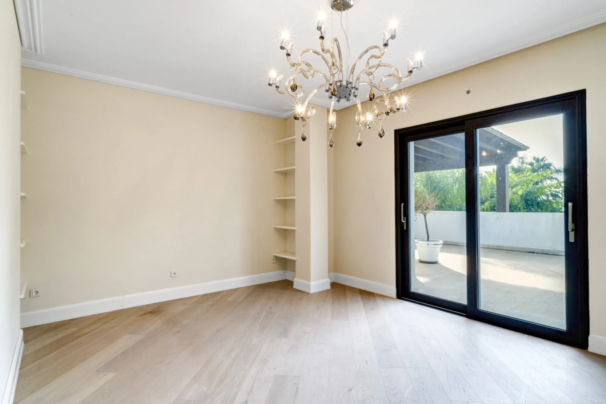 Renovation Opportunity - Six-bedroom south west facing villa, located in Lomas de Magna Marbella, one of the most prestigious complexes on Marbella's Golden Mile. The villa is the perfect renovation project and is situated within a gated community that of