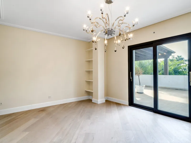 Renovation Opportunity - Six-bedroom south west facing villa, located in Lomas de Magna Marbella, one of the most prestigious complexes on Marbella's Golden Mile. The villa is the perfect renovation project and is situated within a gated community that of