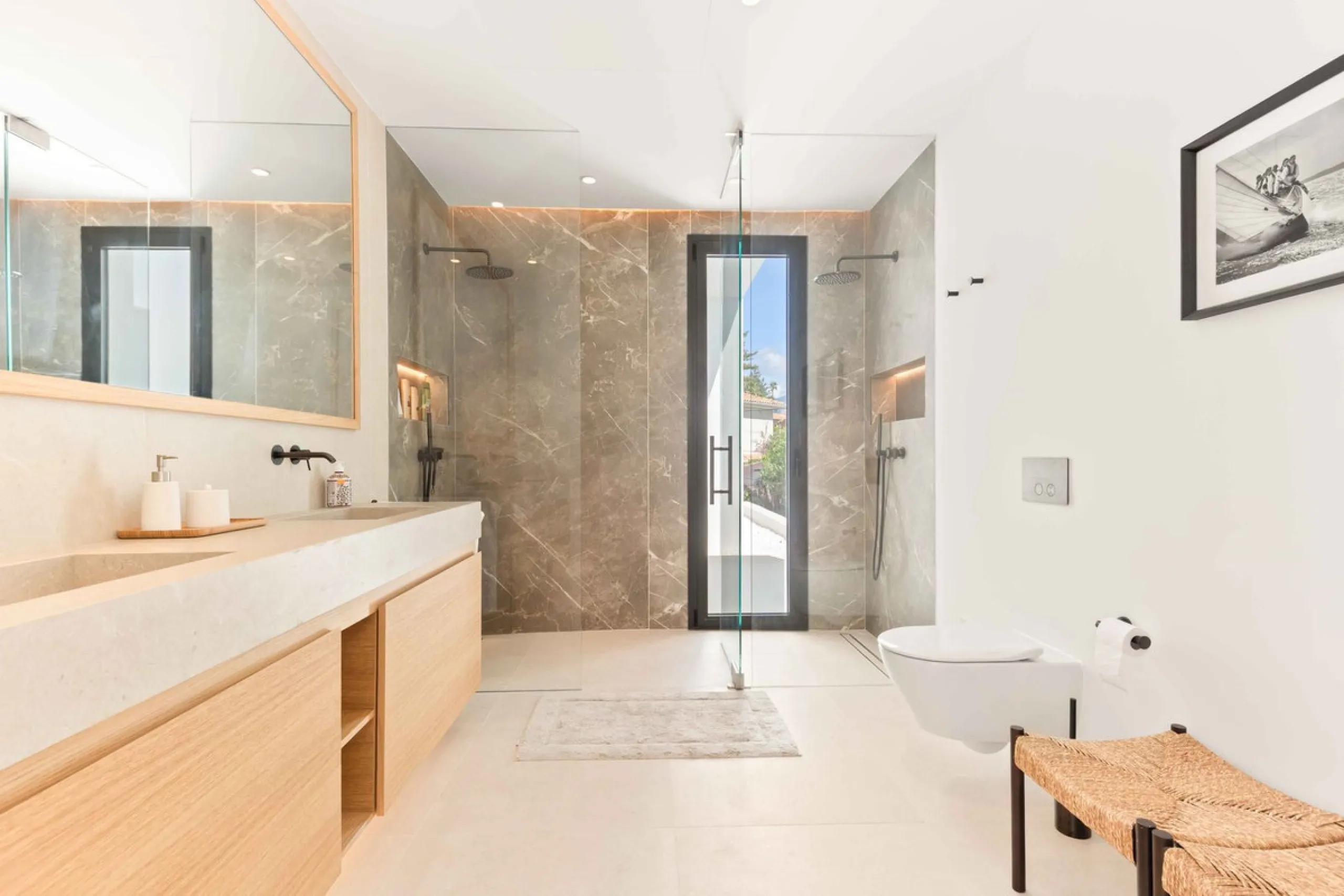This villa in San Pedro Alcántara is listed at €3,695,000 with 5 bedrooms, 4.5 bathrooms, 488 m² of built living space and 238 m² of terraces, set on a 526 m² plot with private pool, jacuzzi and garage space for 3 cars.