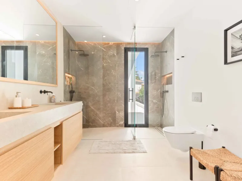 This villa in San Pedro Alcántara is listed at €3,695,000 with 5 bedrooms, 4.5 bathrooms, 488 m² of built living space and 238 m² of terraces, set on a 526 m² plot with private pool, jacuzzi and garage space for 3 cars.