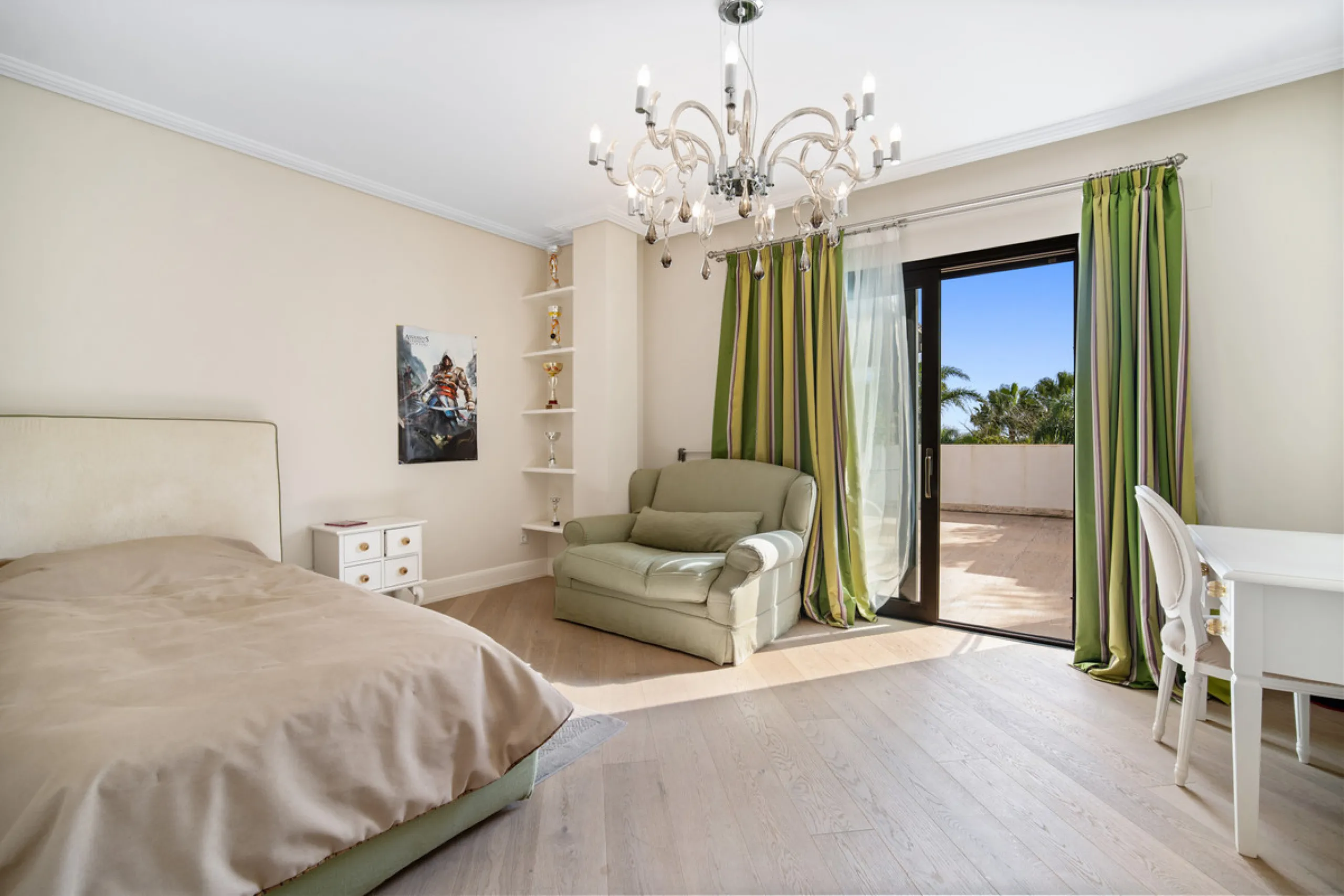 Renovation Opportunity - Six-bedroom south west facing villa, located in Lomas de Magna Marbella, one of the most prestigious complexes on Marbella's Golden Mile. The villa is the perfect renovation project and is situated within a gated community that of