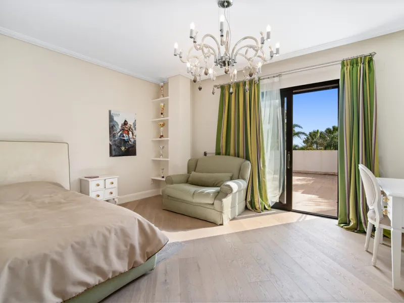 Renovation Opportunity - Six-bedroom south west facing villa, located in Lomas de Magna Marbella, one of the most prestigious complexes on Marbella's Golden Mile. The villa is the perfect renovation project and is situated within a gated community that of