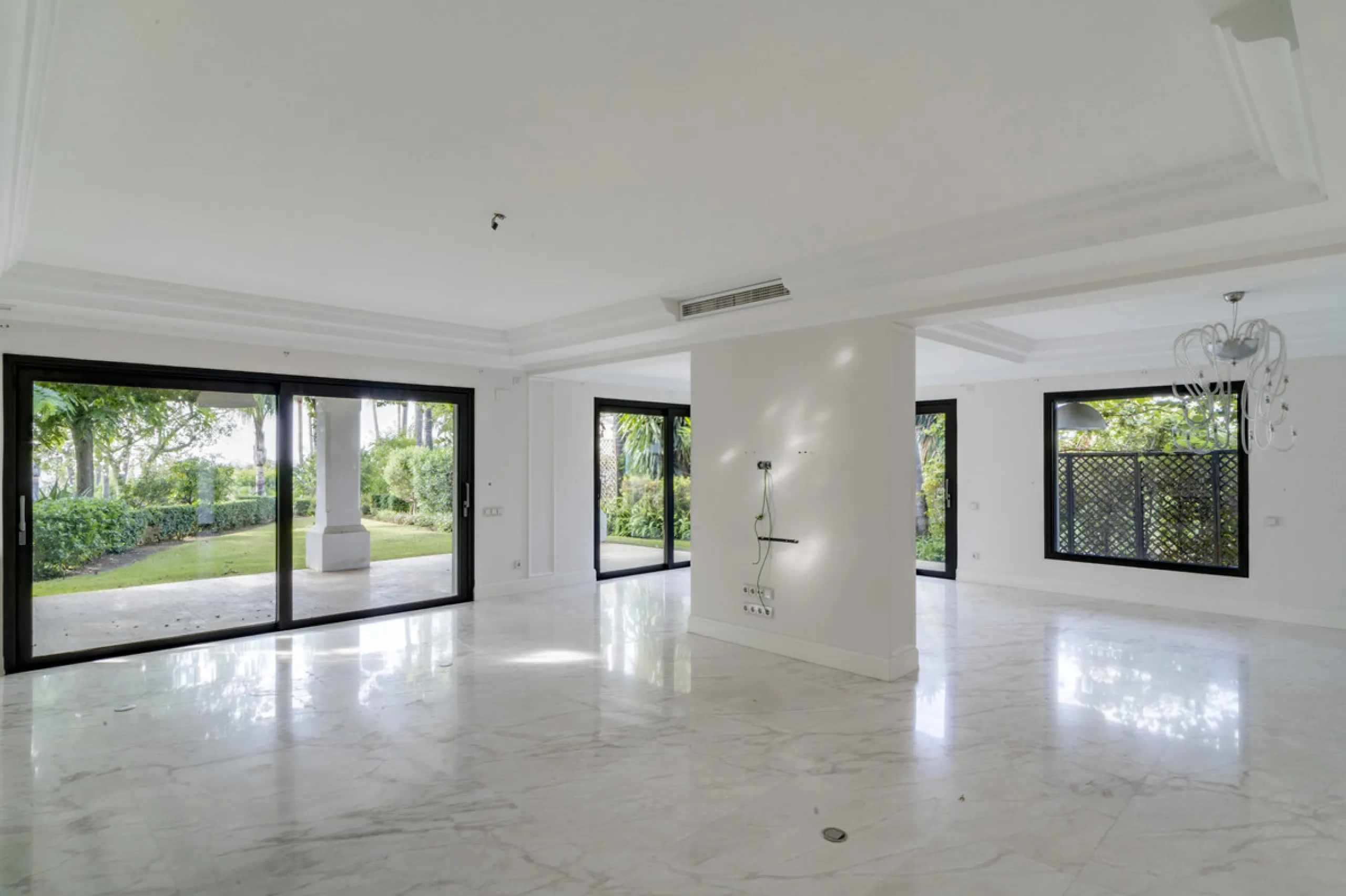 Renovation Opportunity - Six-bedroom south west facing villa, located in Lomas de Magna Marbella, one of the most prestigious complexes on Marbella's Golden Mile. The villa is the perfect renovation project and is situated within a gated community that of