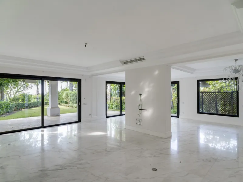 Renovation Opportunity - Six-bedroom south west facing villa, located in Lomas de Magna Marbella, one of the most prestigious complexes on Marbella's Golden Mile. The villa is the perfect renovation project and is situated within a gated community that of