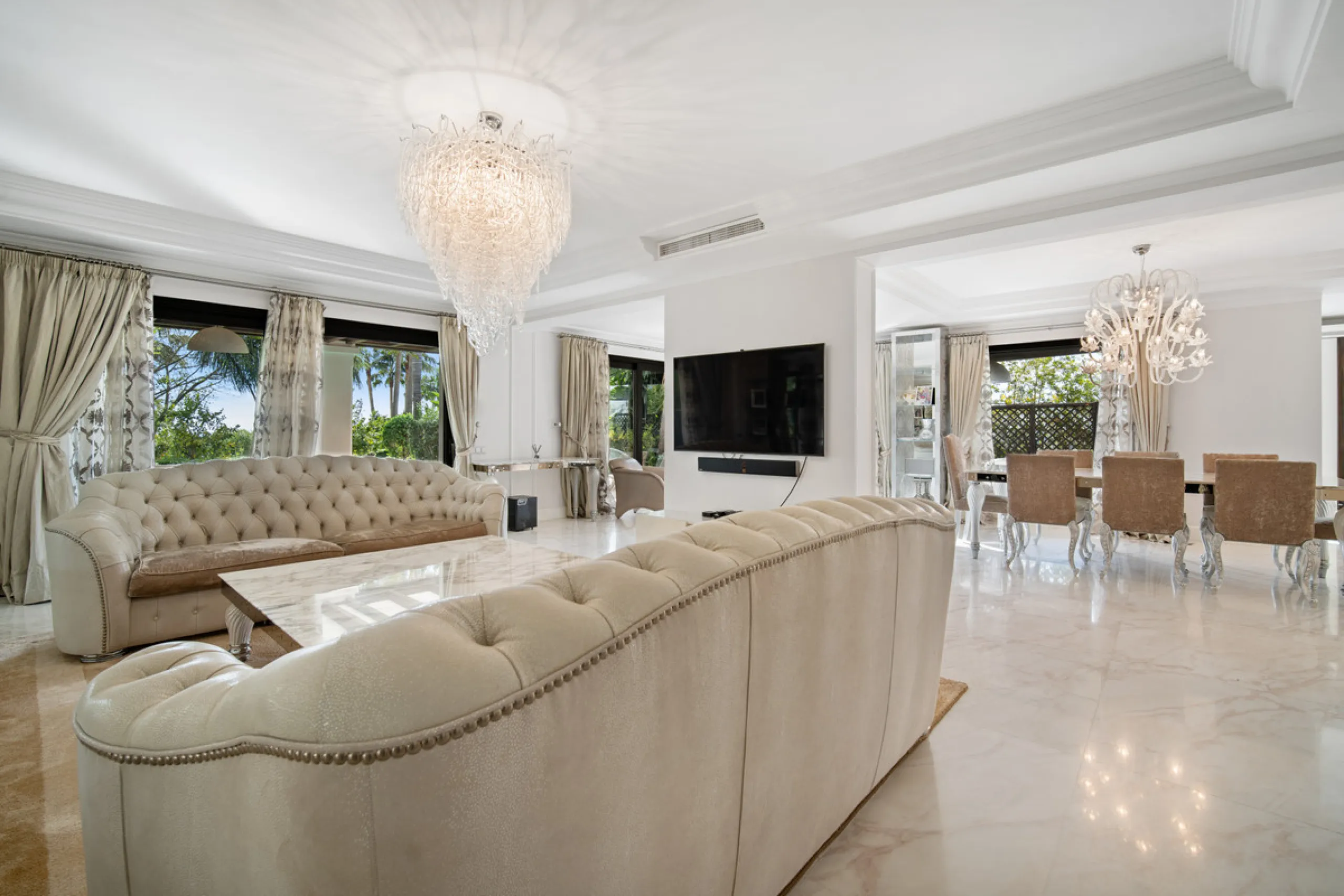 Renovation Opportunity - Six-bedroom south west facing villa, located in Lomas de Magna Marbella, one of the most prestigious complexes on Marbella's Golden Mile. The villa is the perfect renovation project and is situated within a gated community that of