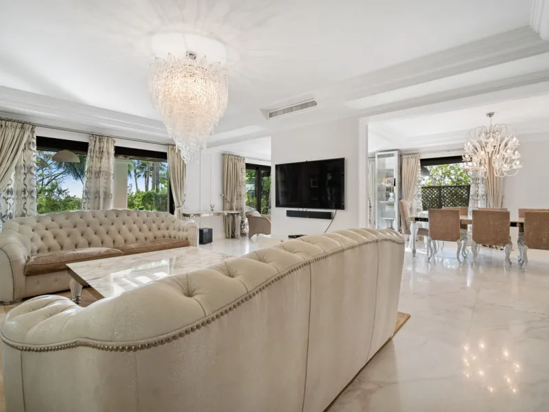 Renovation Opportunity - Six-bedroom south west facing villa, located in Lomas de Magna Marbella, one of the most prestigious complexes on Marbella's Golden Mile. The villa is the perfect renovation project and is situated within a gated community that of