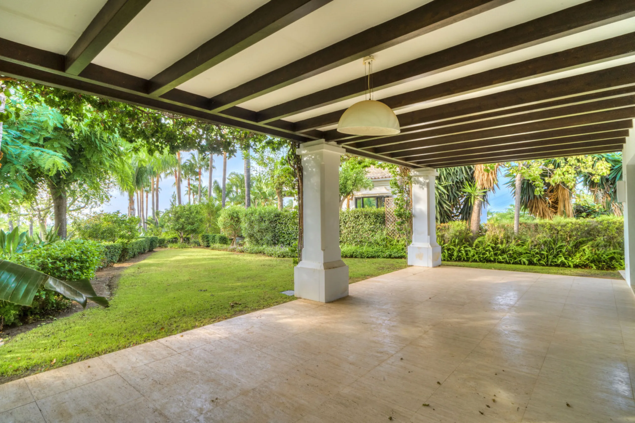 Renovation Opportunity - Six-bedroom south west facing villa, located in Lomas de Magna Marbella, one of the most prestigious complexes on Marbella's Golden Mile. The villa is the perfect renovation project and is situated within a gated community that of