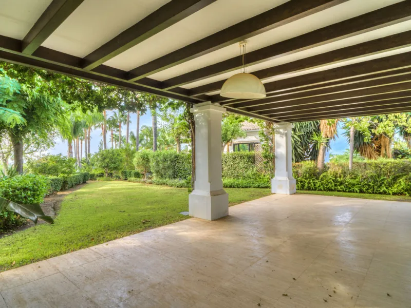 Renovation Opportunity - Six-bedroom south west facing villa, located in Lomas de Magna Marbella, one of the most prestigious complexes on Marbella's Golden Mile. The villa is the perfect renovation project and is situated within a gated community that of