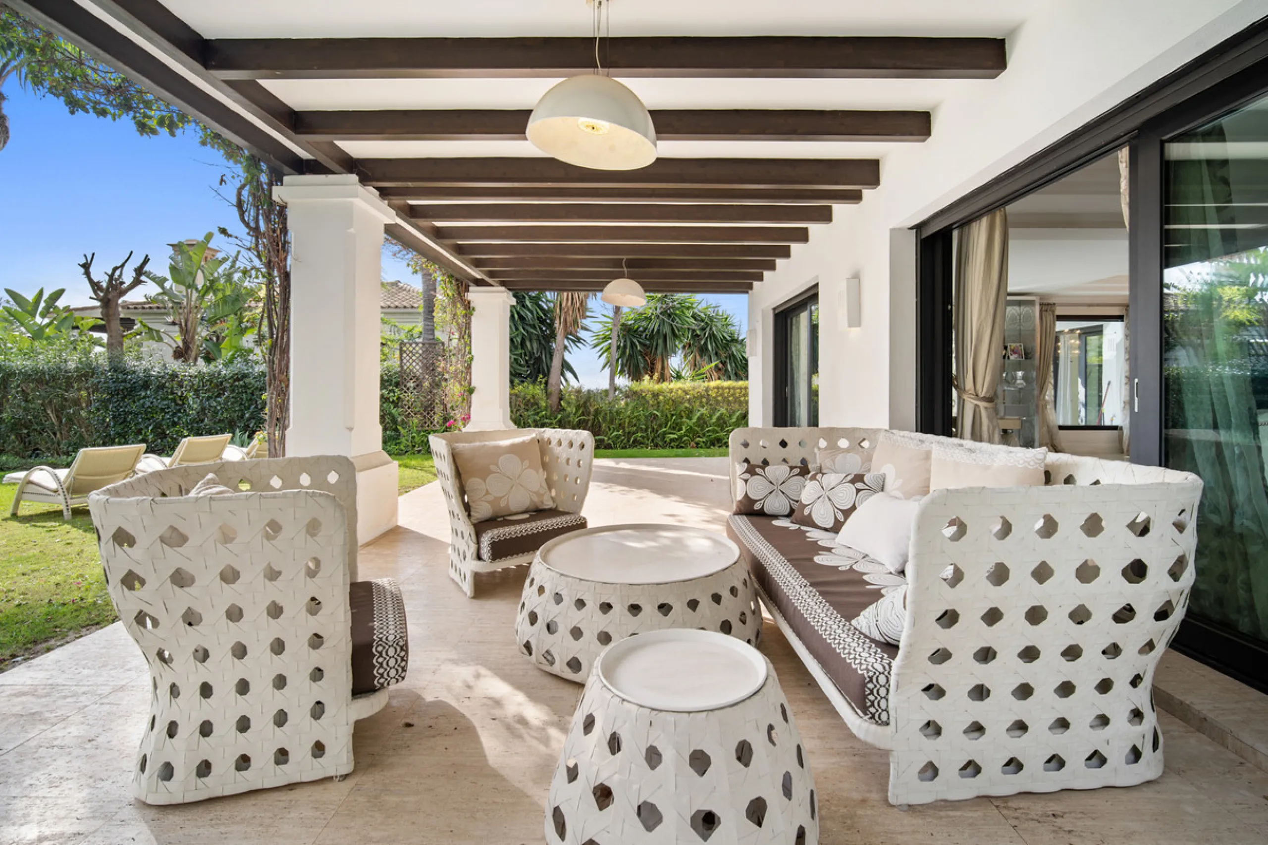 Renovation Opportunity - Six-bedroom south west facing villa, located in Lomas de Magna Marbella, one of the most prestigious complexes on Marbella's Golden Mile. The villa is the perfect renovation project and is situated within a gated community that of