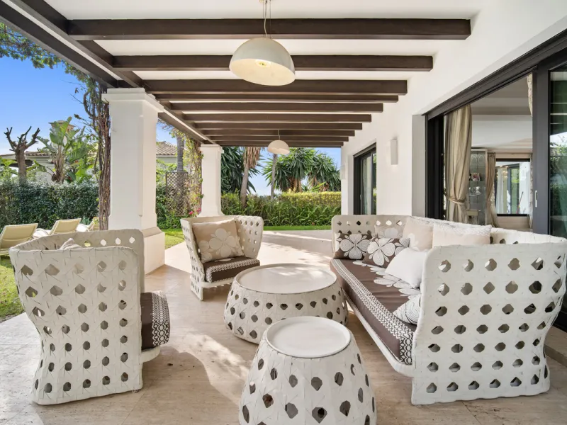 Renovation Opportunity - Six-bedroom south west facing villa, located in Lomas de Magna Marbella, one of the most prestigious complexes on Marbella's Golden Mile. The villa is the perfect renovation project and is situated within a gated community that of