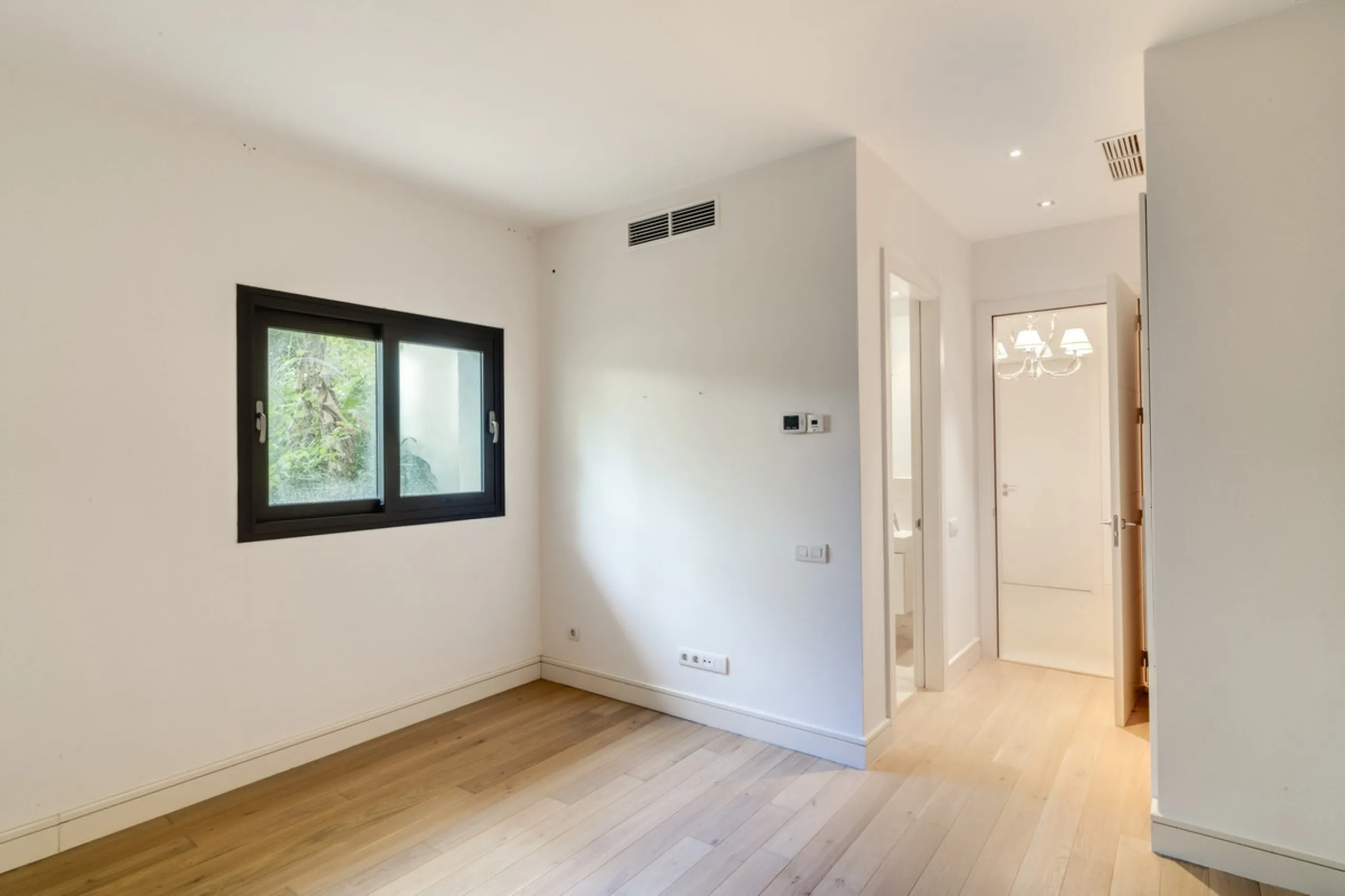 Renovation Opportunity - Six-bedroom south west facing villa, located in Lomas de Magna Marbella, one of the most prestigious complexes on Marbella's Golden Mile. The villa is the perfect renovation project and is situated within a gated community that of