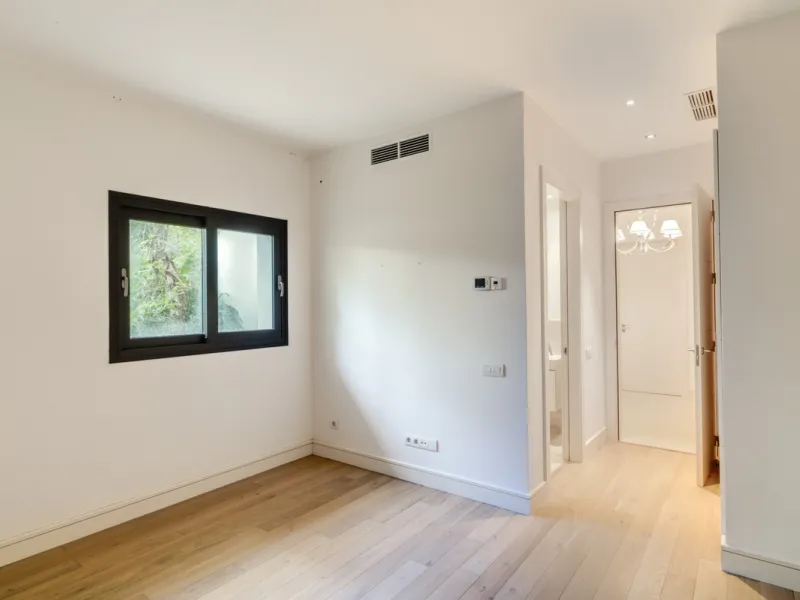Renovation Opportunity - Six-bedroom south west facing villa, located in Lomas de Magna Marbella, one of the most prestigious complexes on Marbella's Golden Mile. The villa is the perfect renovation project and is situated within a gated community that of
