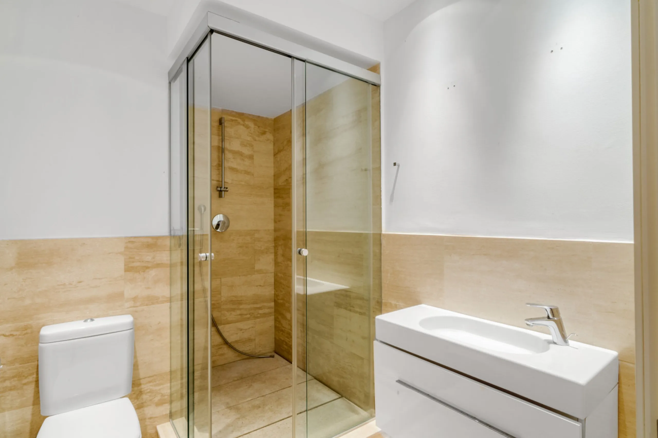 Renovation Opportunity - Six-bedroom south west facing villa, located in Lomas de Magna Marbella, one of the most prestigious complexes on Marbella's Golden Mile. The villa is the perfect renovation project and is situated within a gated community that of