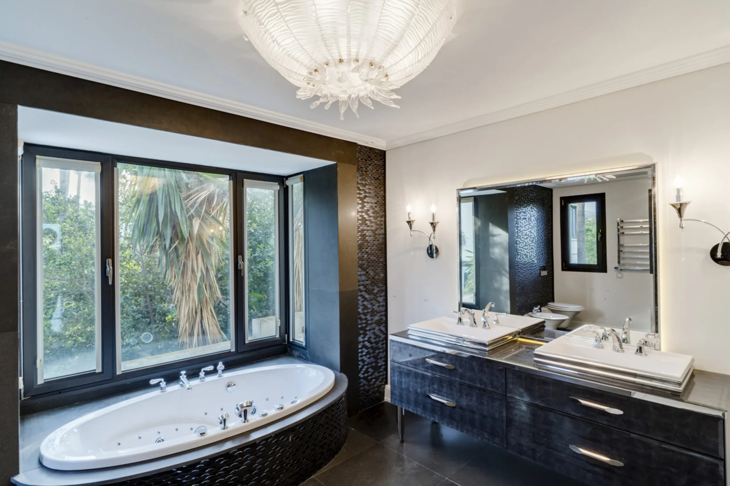 Renovation Opportunity - Six-bedroom south west facing villa, located in Lomas de Magna Marbella, one of the most prestigious complexes on Marbella's Golden Mile. The villa is the perfect renovation project and is situated within a gated community that of