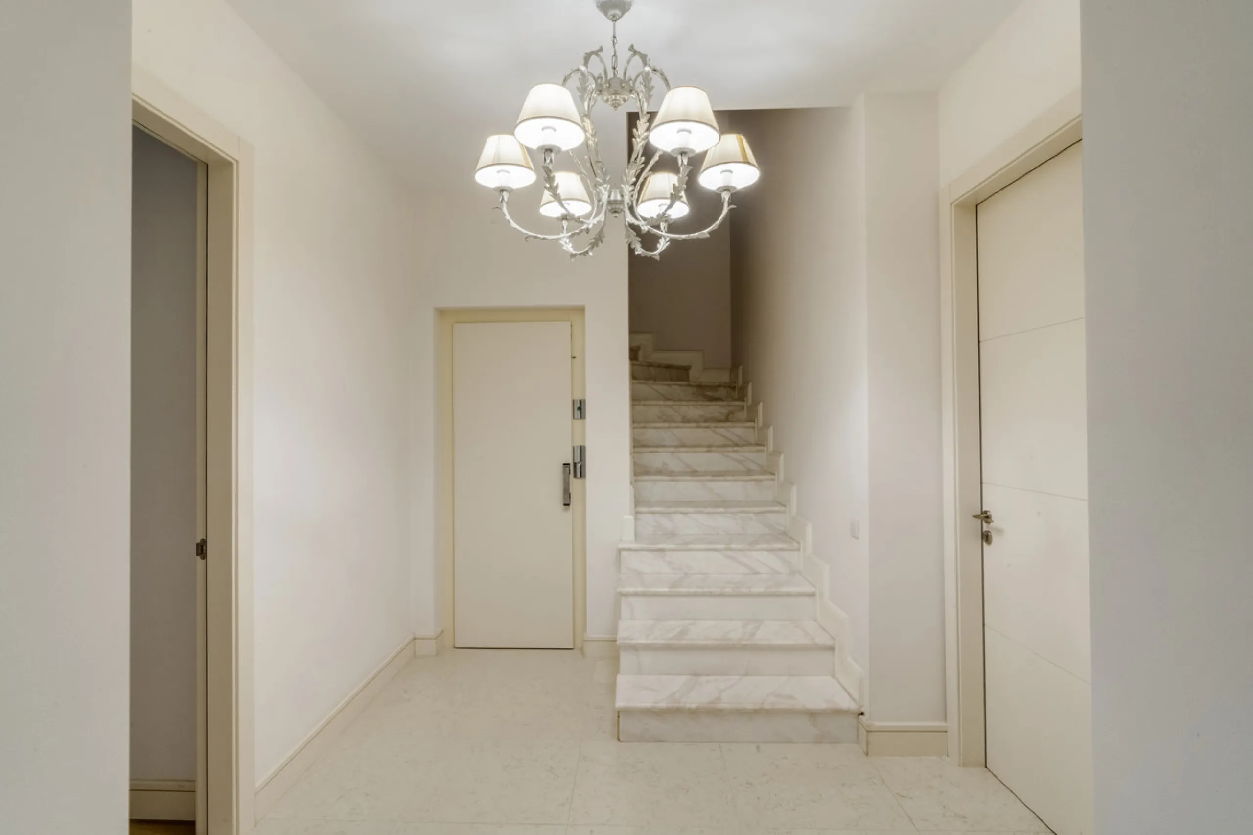 Renovation Opportunity - Six-bedroom south west facing villa, located in Lomas de Magna Marbella, one of the most prestigious complexes on Marbella's Golden Mile. The villa is the perfect renovation project and is situated within a gated community that of