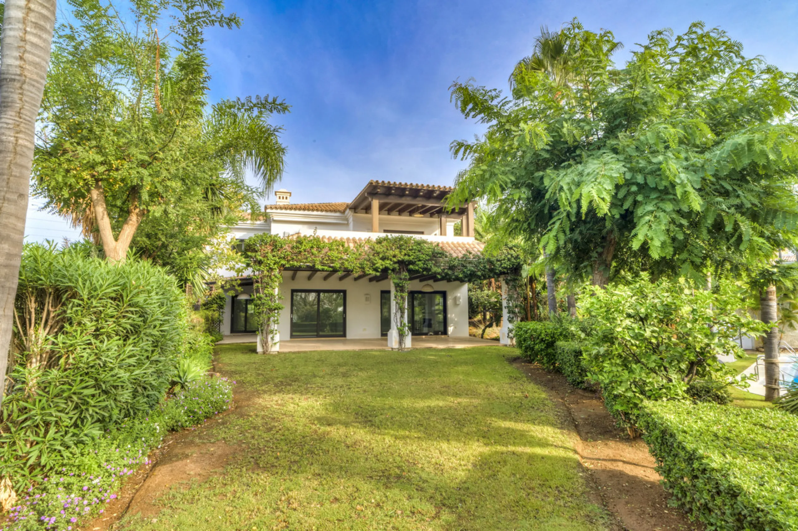 Renovation Opportunity - Six-bedroom south west facing villa, located in Lomas de Magna Marbella, one of the most prestigious complexes on Marbella's Golden Mile. The villa is the perfect renovation project and is situated within a gated community that of