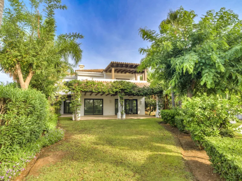 Renovation Opportunity - Six-bedroom south west facing villa, located in Lomas de Magna Marbella, one of the most prestigious complexes on Marbella's Golden Mile. The villa is the perfect renovation project and is situated within a gated community that of