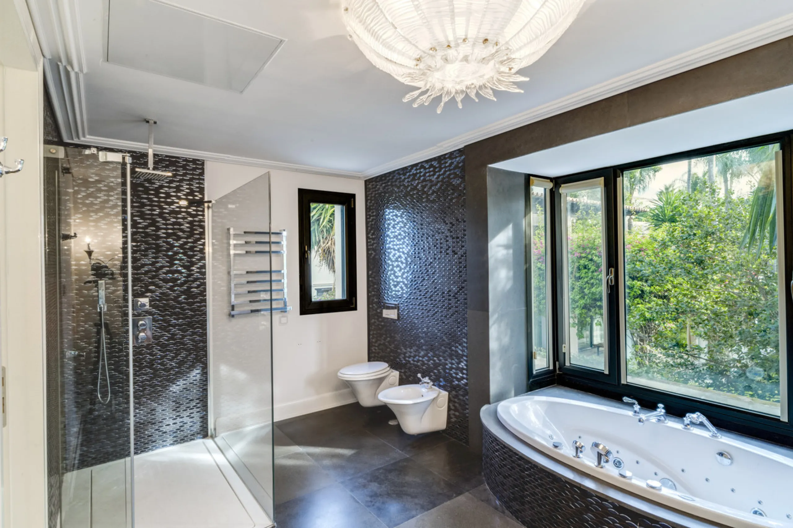 Renovation Opportunity - Six-bedroom south west facing villa, located in Lomas de Magna Marbella, one of the most prestigious complexes on Marbella's Golden Mile. The villa is the perfect renovation project and is situated within a gated community that of