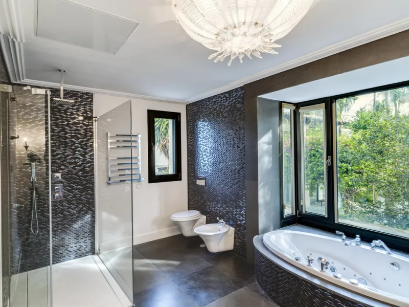 Renovation Opportunity - Six-bedroom south west facing villa, located in Lomas de Magna Marbella, one of the most prestigious complexes on Marbella's Golden Mile. The villa is the perfect renovation project and is situated within a gated community that of