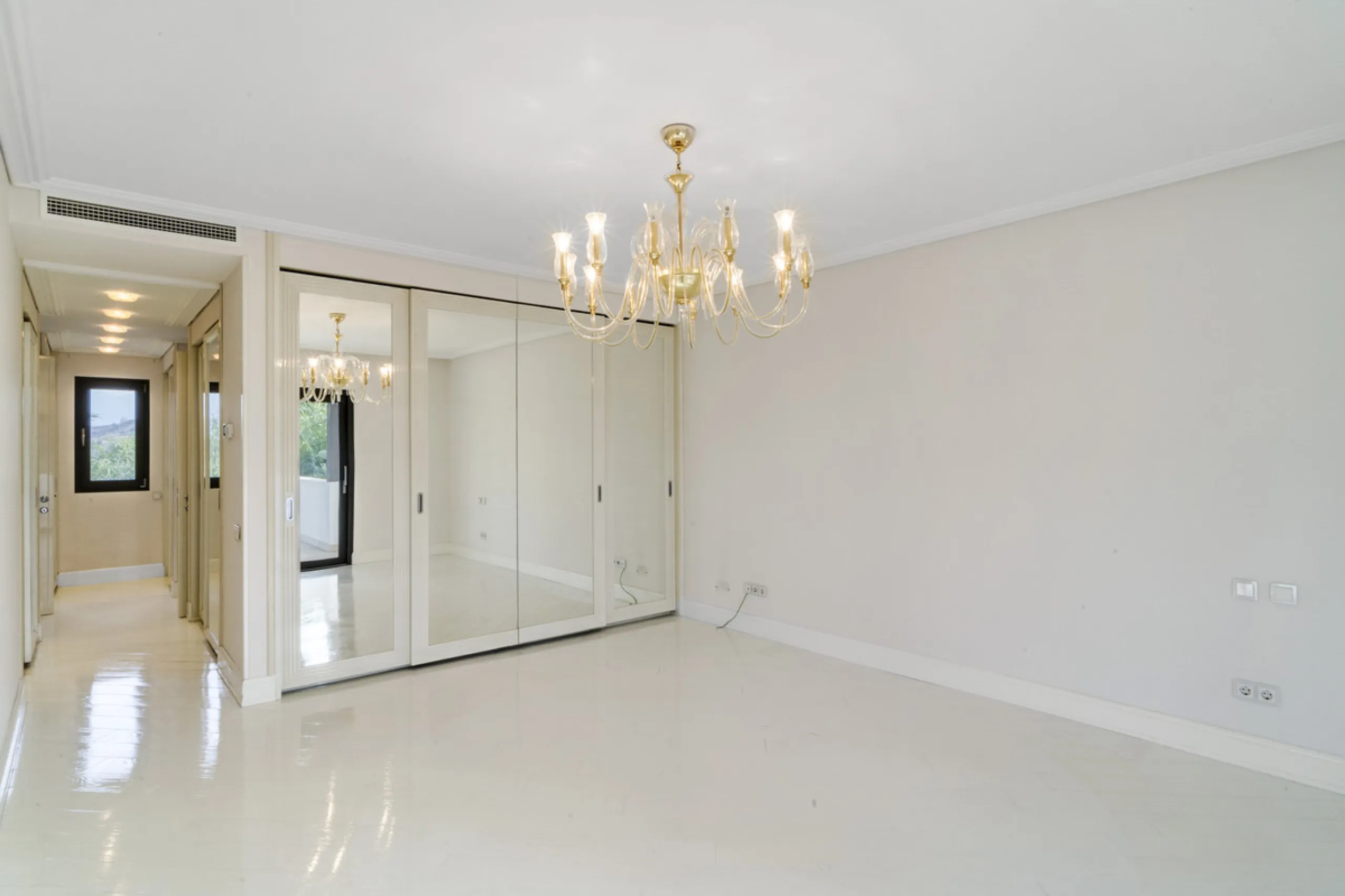 Renovation Opportunity - Six-bedroom south west facing villa, located in Lomas de Magna Marbella, one of the most prestigious complexes on Marbella's Golden Mile. The villa is the perfect renovation project and is situated within a gated community that of