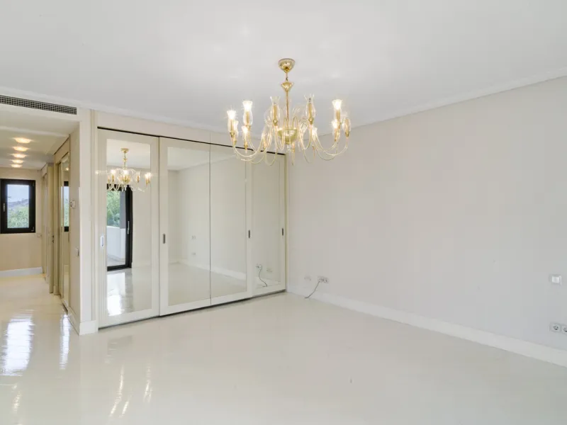 Renovation Opportunity - Six-bedroom south west facing villa, located in Lomas de Magna Marbella, one of the most prestigious complexes on Marbella's Golden Mile. The villa is the perfect renovation project and is situated within a gated community that of