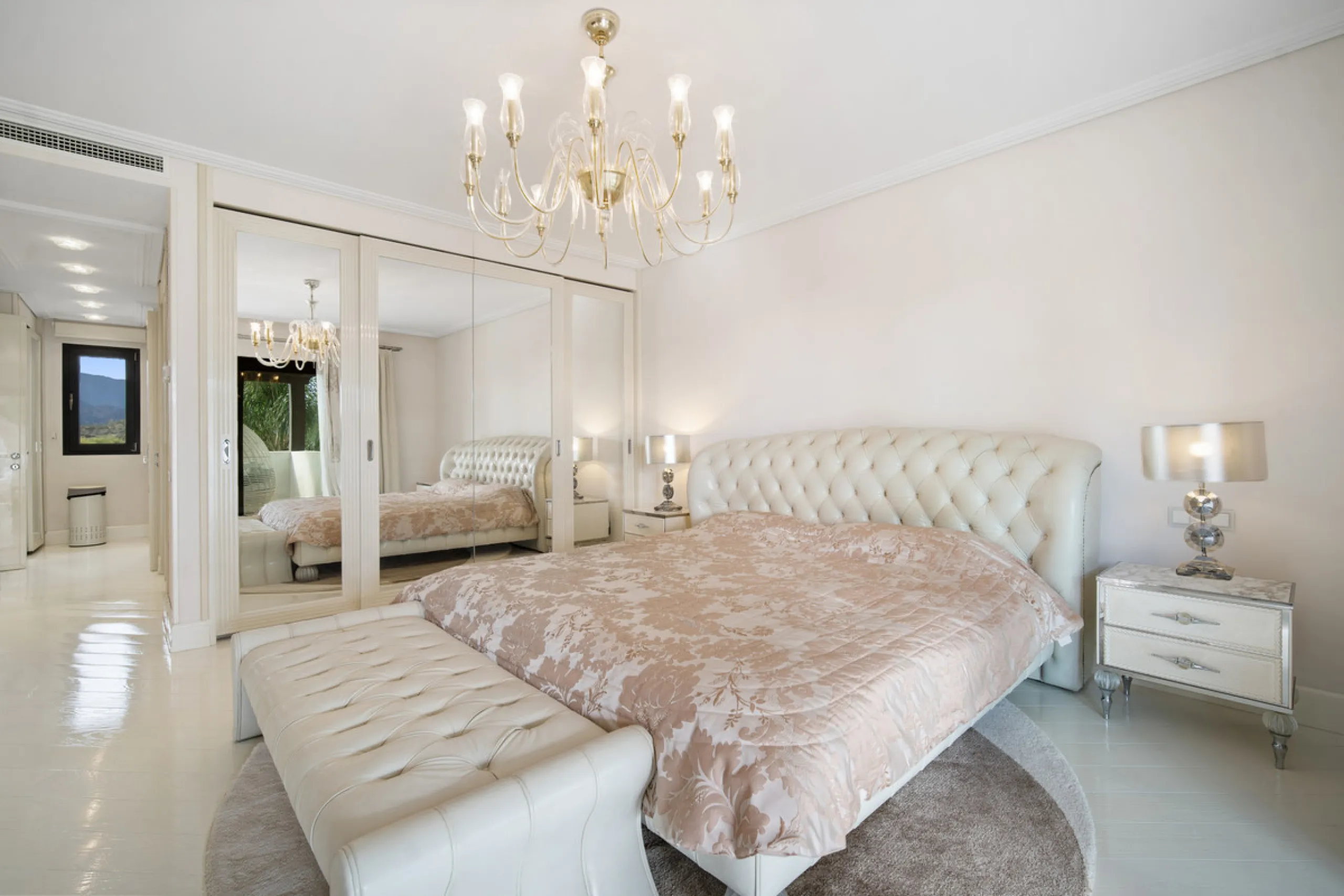 Renovation Opportunity - Six-bedroom south west facing villa, located in Lomas de Magna Marbella, one of the most prestigious complexes on Marbella's Golden Mile. The villa is the perfect renovation project and is situated within a gated community that of