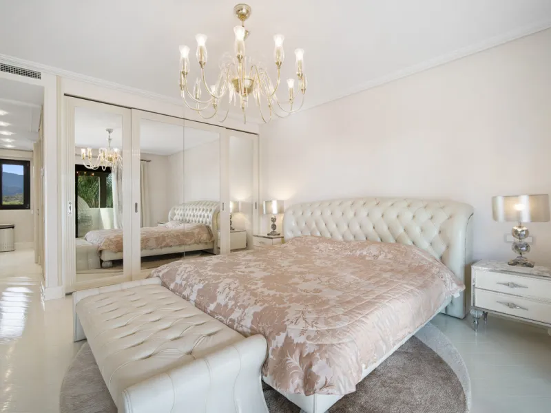 Renovation Opportunity - Six-bedroom south west facing villa, located in Lomas de Magna Marbella, one of the most prestigious complexes on Marbella's Golden Mile. The villa is the perfect renovation project and is situated within a gated community that of