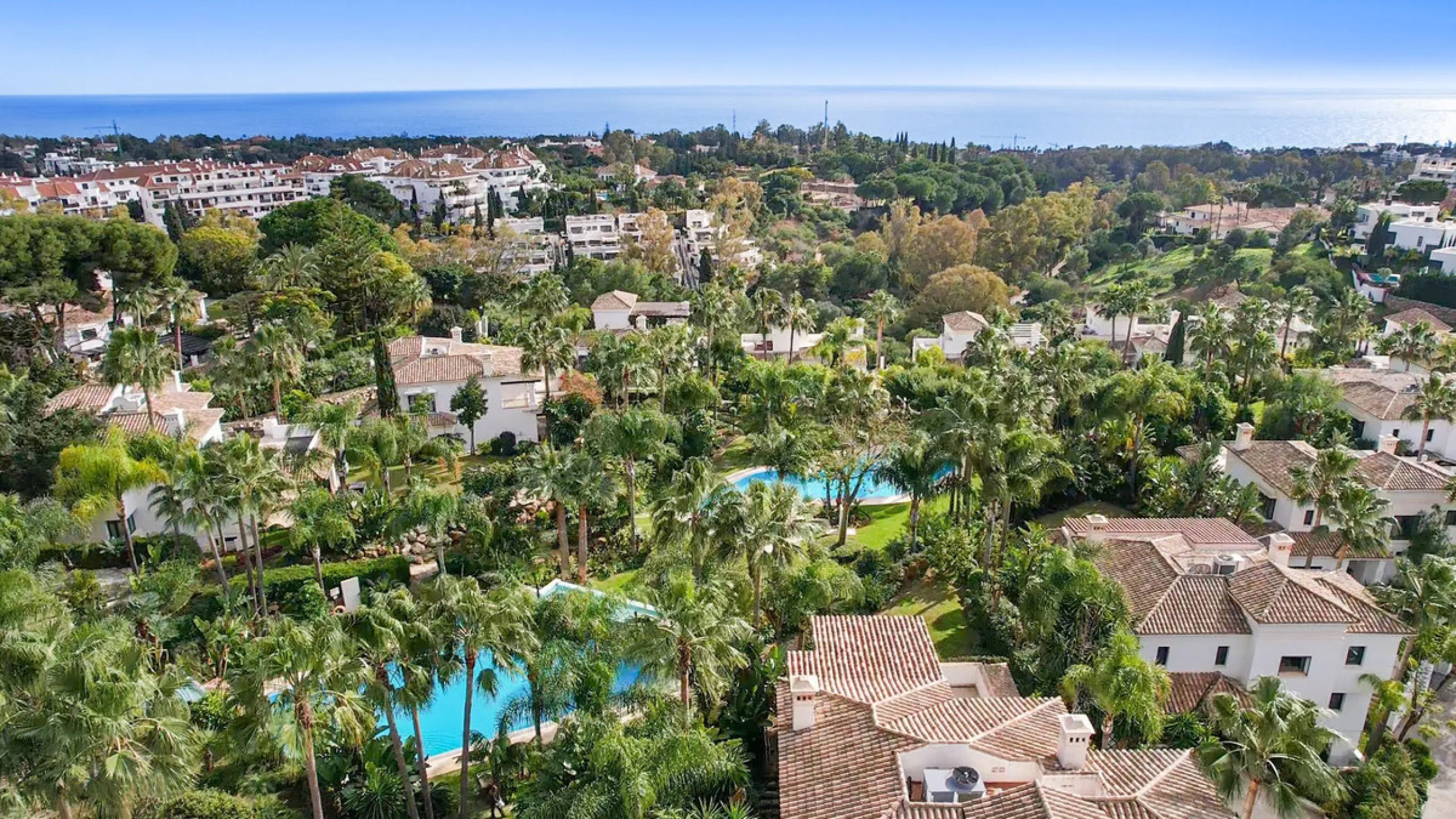 Renovation Opportunity - Six-bedroom south west facing villa, located in Lomas de Magna Marbella, one of the most prestigious complexes on Marbella's Golden Mile. The villa is the perfect renovation project and is situated within a gated community that of