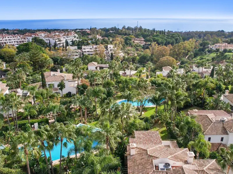 Renovation Opportunity - Six-bedroom south west facing villa, located in Lomas de Magna Marbella, one of the most prestigious complexes on Marbella's Golden Mile. The villa is the perfect renovation project and is situated within a gated community that of