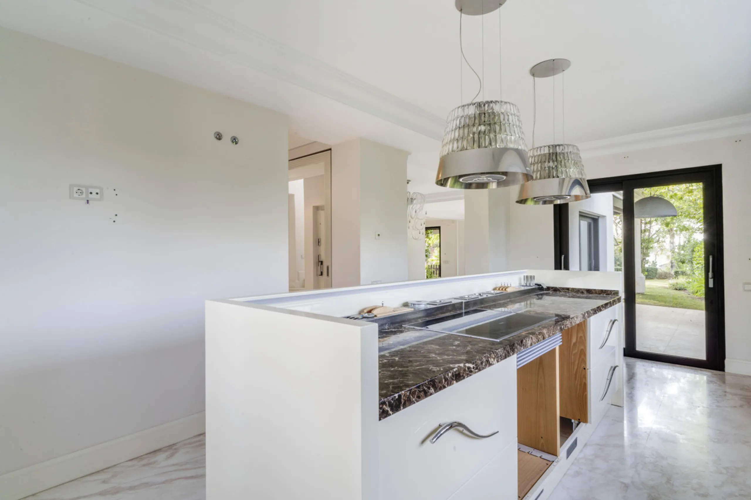 Renovation Opportunity - Six-bedroom south west facing villa, located in Lomas de Magna Marbella, one of the most prestigious complexes on Marbella's Golden Mile. The villa is the perfect renovation project and is situated within a gated community that of