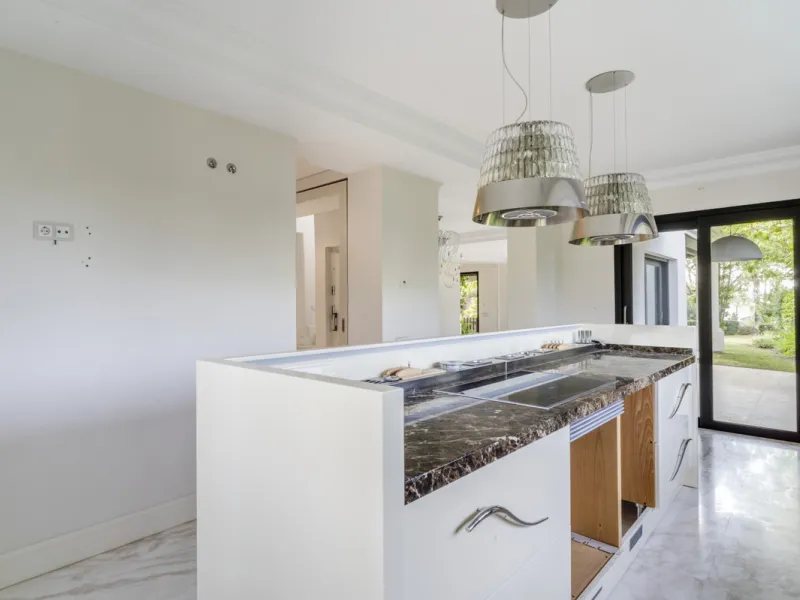 Renovation Opportunity - Six-bedroom south west facing villa, located in Lomas de Magna Marbella, one of the most prestigious complexes on Marbella's Golden Mile. The villa is the perfect renovation project and is situated within a gated community that of