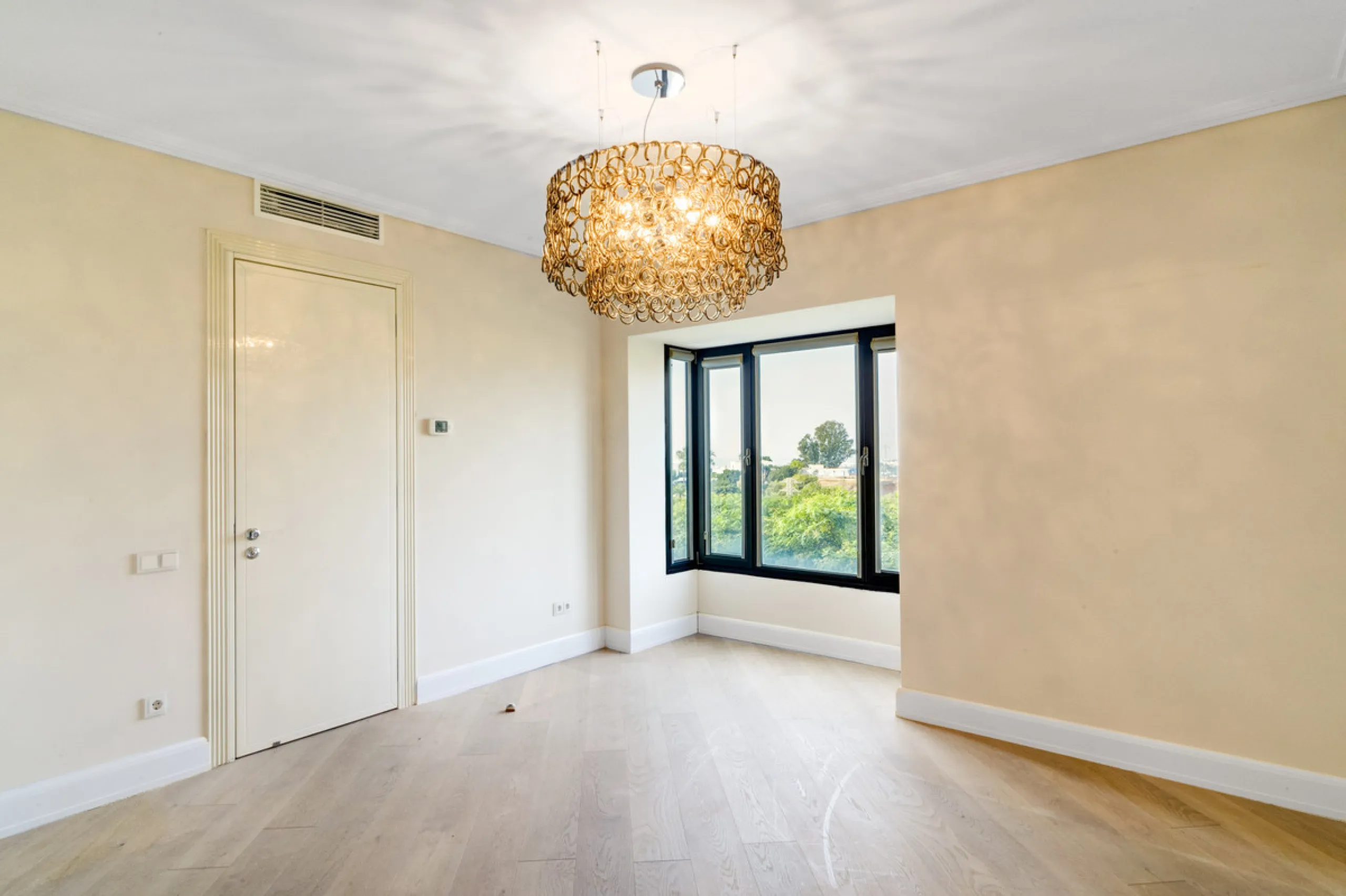 Renovation Opportunity - Six-bedroom south west facing villa, located in Lomas de Magna Marbella, one of the most prestigious complexes on Marbella's Golden Mile. The villa is the perfect renovation project and is situated within a gated community that of