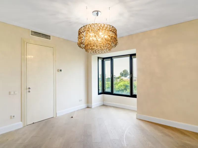 Renovation Opportunity - Six-bedroom south west facing villa, located in Lomas de Magna Marbella, one of the most prestigious complexes on Marbella's Golden Mile. The villa is the perfect renovation project and is situated within a gated community that of
