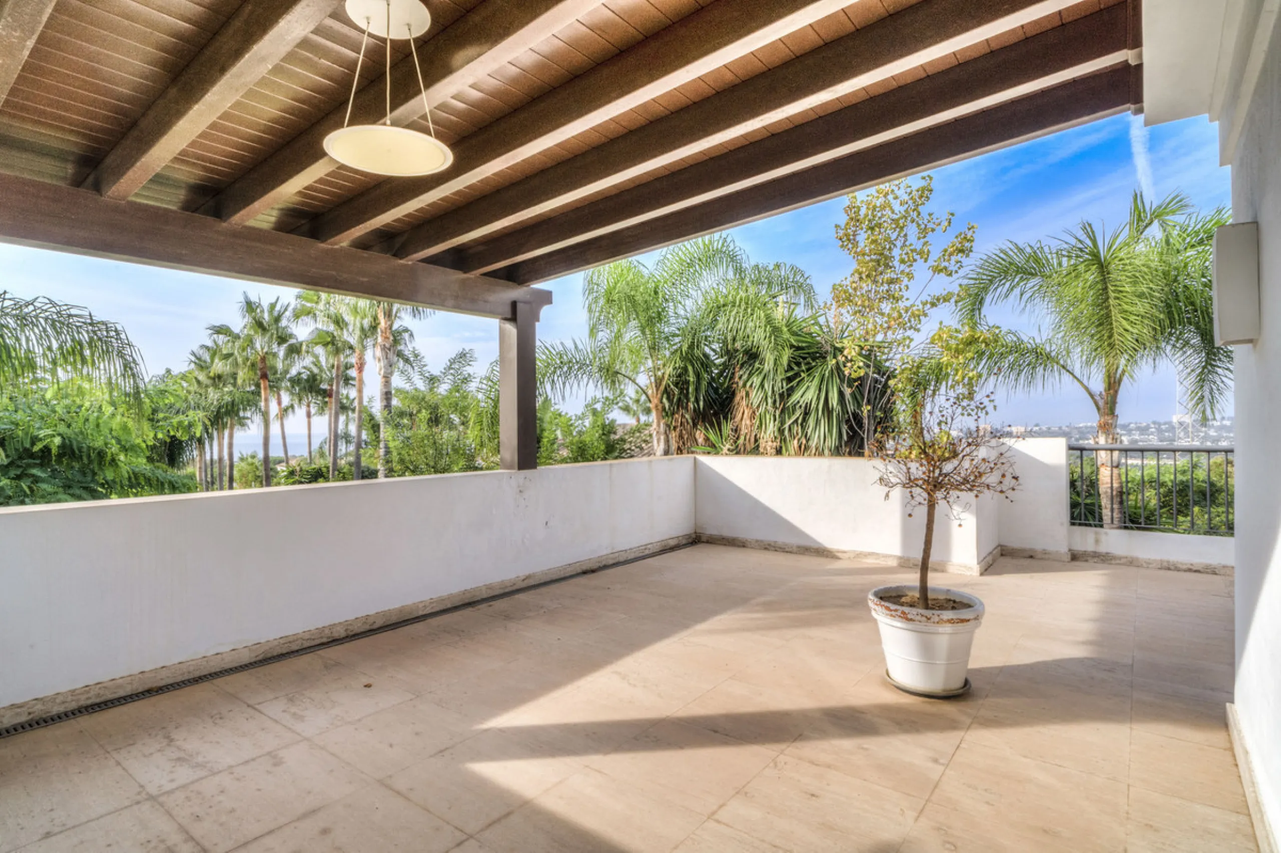 Renovation Opportunity - Six-bedroom south west facing villa, located in Lomas de Magna Marbella, one of the most prestigious complexes on Marbella's Golden Mile. The villa is the perfect renovation project and is situated within a gated community that of
