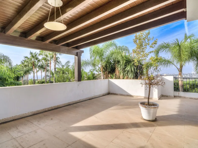 Renovation Opportunity - Six-bedroom south west facing villa, located in Lomas de Magna Marbella, one of the most prestigious complexes on Marbella's Golden Mile. The villa is the perfect renovation project and is situated within a gated community that of