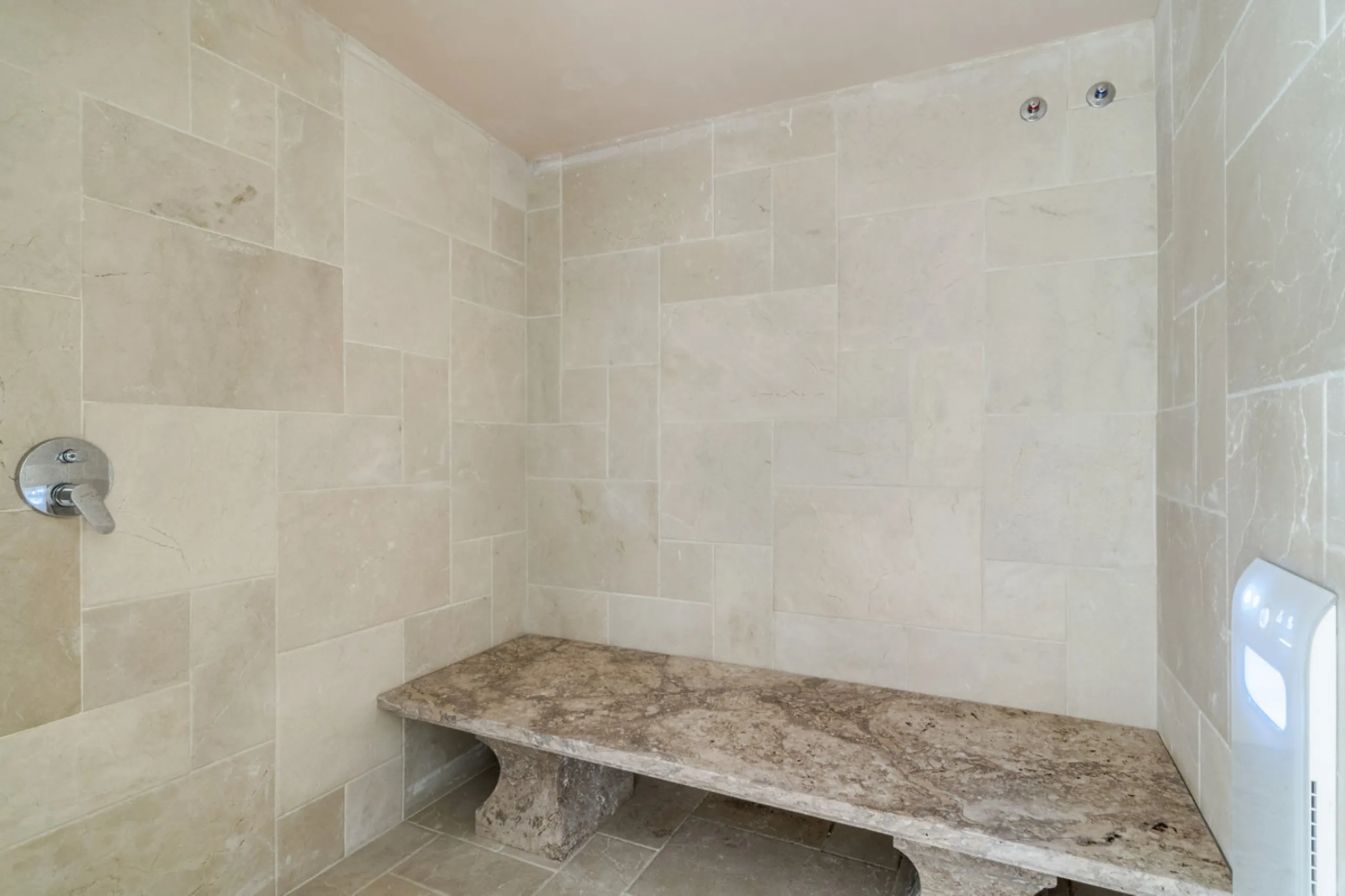Renovation Opportunity - Six-bedroom south west facing villa, located in Lomas de Magna Marbella, one of the most prestigious complexes on Marbella's Golden Mile. The villa is the perfect renovation project and is situated within a gated community that of