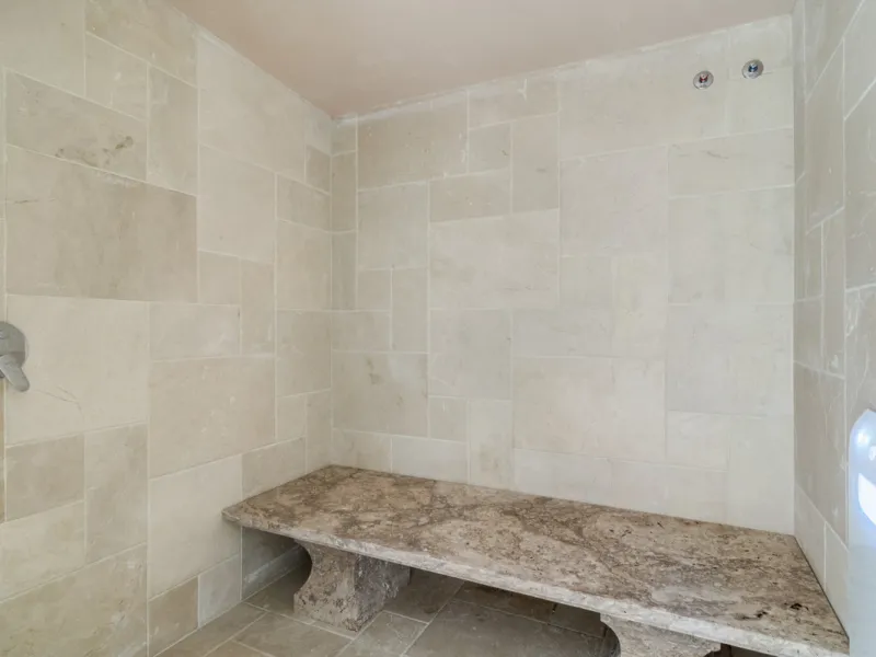 Renovation Opportunity - Six-bedroom south west facing villa, located in Lomas de Magna Marbella, one of the most prestigious complexes on Marbella's Golden Mile. The villa is the perfect renovation project and is situated within a gated community that of