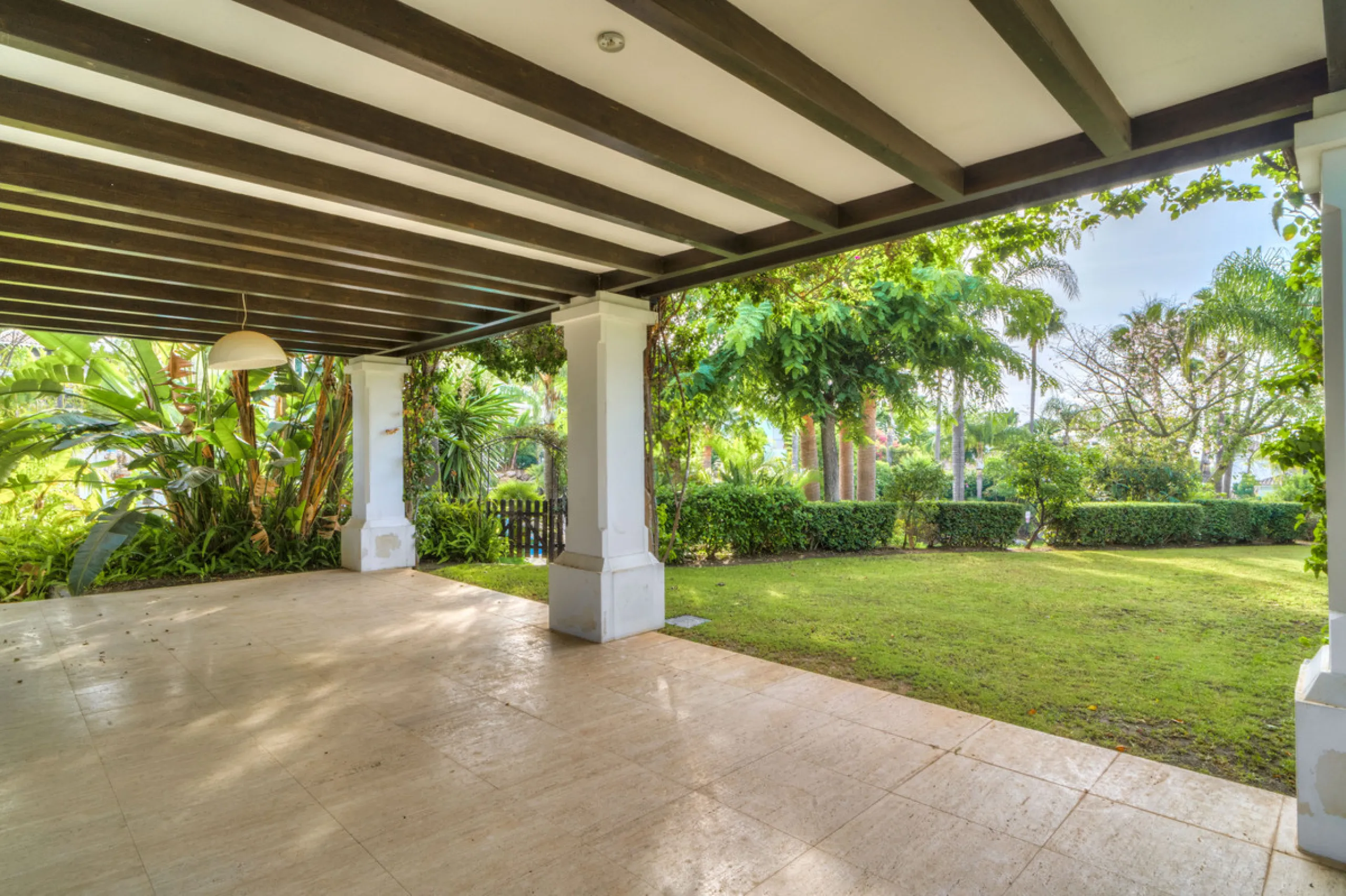 Renovation Opportunity - Six-bedroom south west facing villa, located in Lomas de Magna Marbella, one of the most prestigious complexes on Marbella's Golden Mile. The villa is the perfect renovation project and is situated within a gated community that of