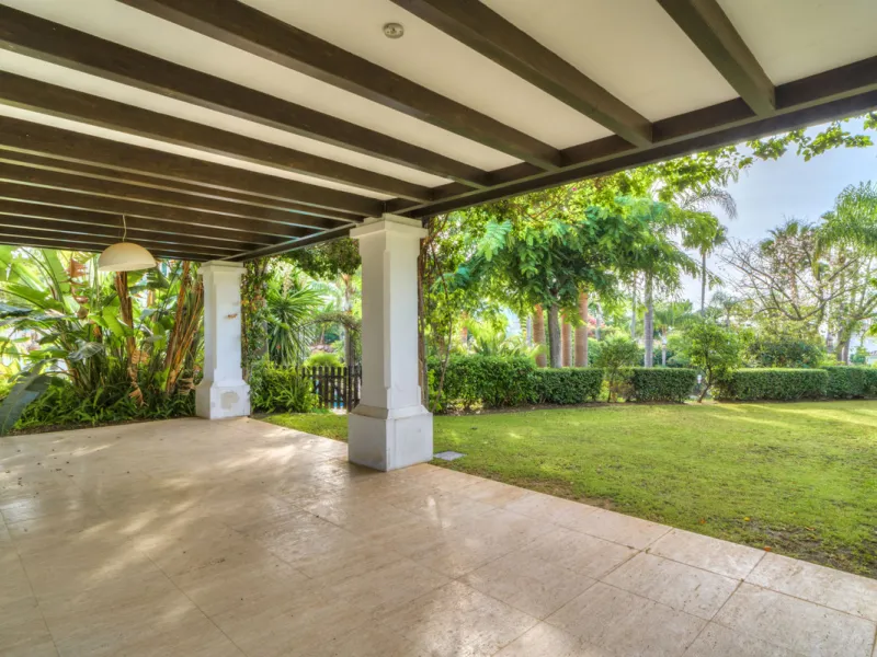 Renovation Opportunity - Six-bedroom south west facing villa, located in Lomas de Magna Marbella, one of the most prestigious complexes on Marbella's Golden Mile. The villa is the perfect renovation project and is situated within a gated community that of