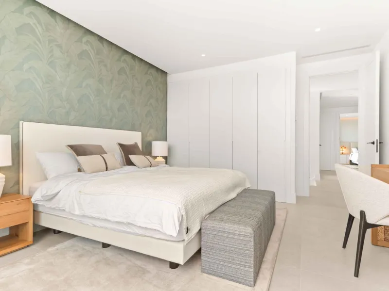 This villa in San Pedro Alcántara is listed at €3,695,000 with 5 bedrooms, 4.5 bathrooms, 488 m² of built living space and 238 m² of terraces, set on a 526 m² plot with private pool, jacuzzi and garage space for 3 cars.