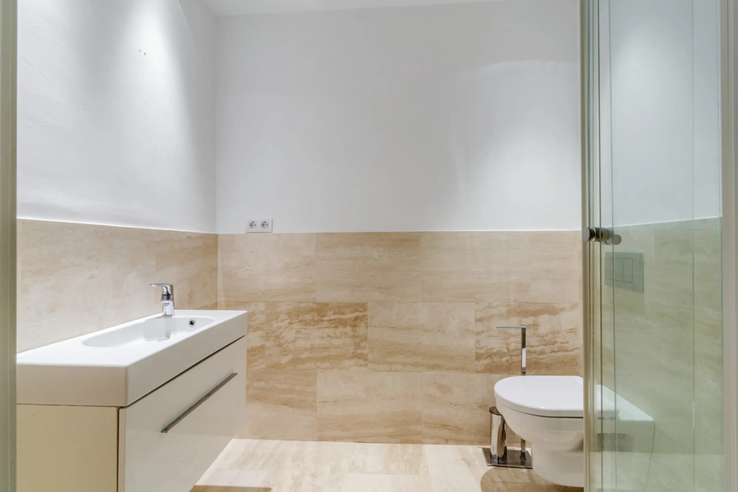 Renovation Opportunity - Six-bedroom south west facing villa, located in Lomas de Magna Marbella, one of the most prestigious complexes on Marbella's Golden Mile. The villa is the perfect renovation project and is situated within a gated community that of