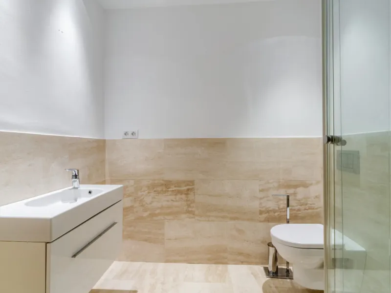 Renovation Opportunity - Six-bedroom south west facing villa, located in Lomas de Magna Marbella, one of the most prestigious complexes on Marbella's Golden Mile. The villa is the perfect renovation project and is situated within a gated community that of