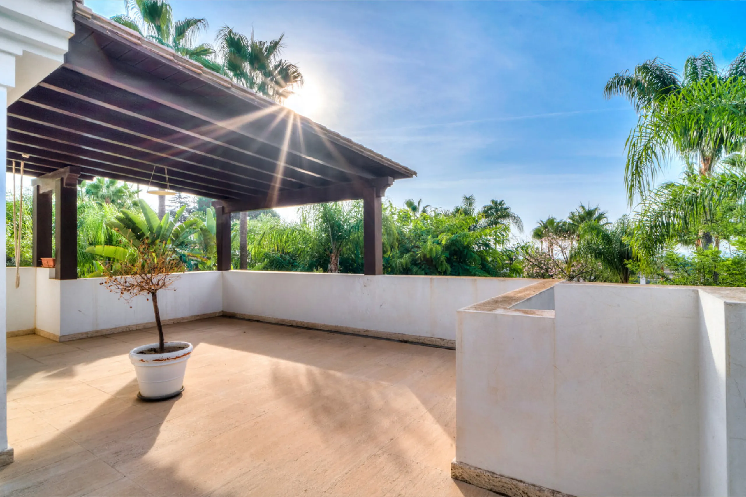 Renovation Opportunity - Six-bedroom south west facing villa, located in Lomas de Magna Marbella, one of the most prestigious complexes on Marbella's Golden Mile. The villa is the perfect renovation project and is situated within a gated community that of