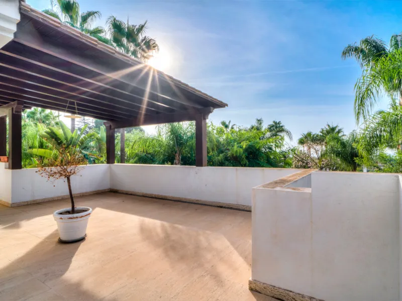 Renovation Opportunity - Six-bedroom south west facing villa, located in Lomas de Magna Marbella, one of the most prestigious complexes on Marbella's Golden Mile. The villa is the perfect renovation project and is situated within a gated community that of