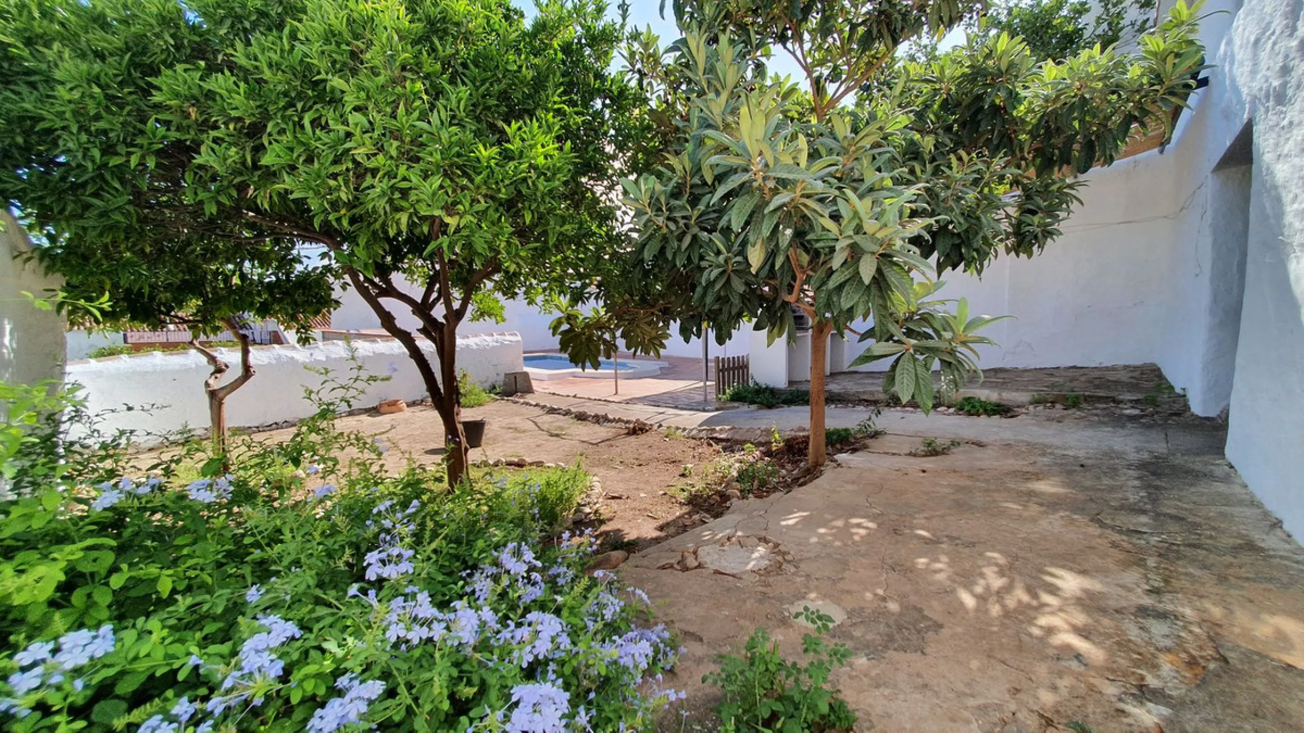 Located in the very centre of Ardales, this magnificent property offers enormous potential, whether you're looking for a spacious family home or a project to develop a B&B or boutique hotel. Just steps away from the town hall and local shops, this 700m² h