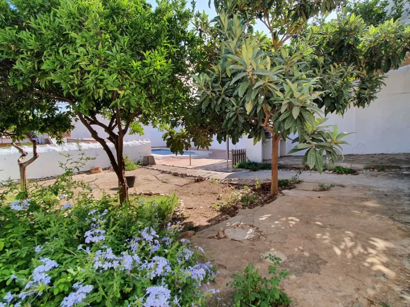 Located in the very centre of Ardales, this magnificent property offers enormous potential, whether you're looking for a spacious family home or a project to develop a B&B or boutique hotel. Just steps away from the town hall and local shops, this 700m² h